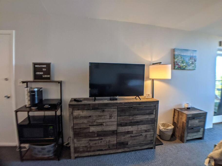 Cute Cedar Lodge Studio With Balcony & Lake Views! Laconia Kültér fotó
